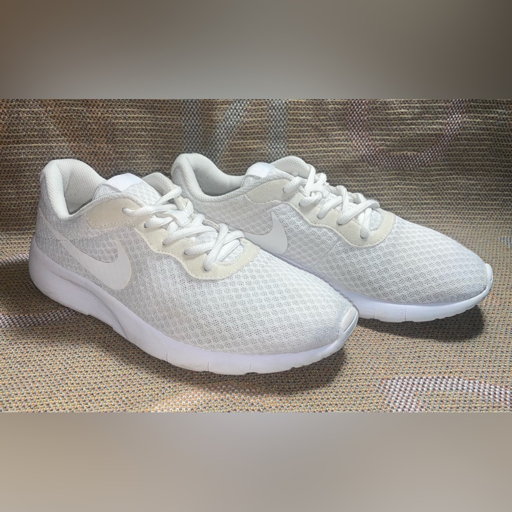 White womens/youth nike running shoes 7y